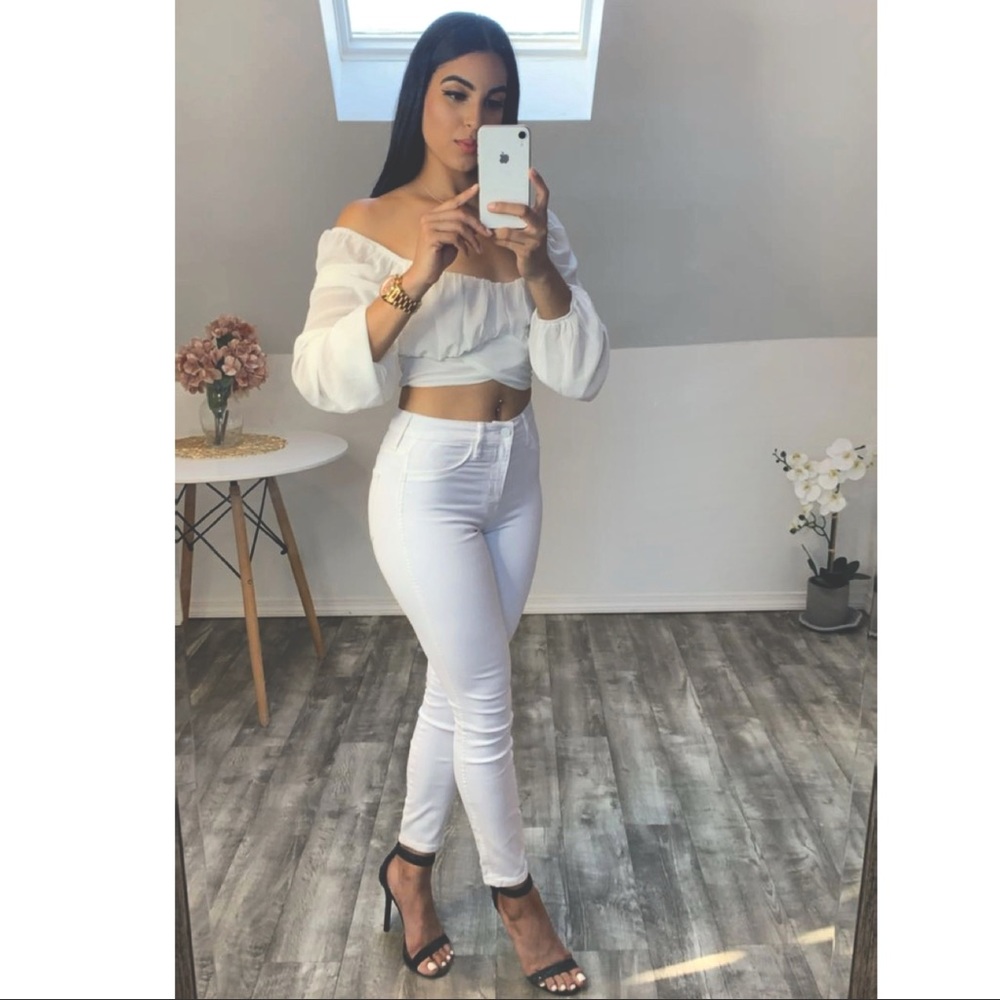 Off shoulders white long sleeve shirt  back tied